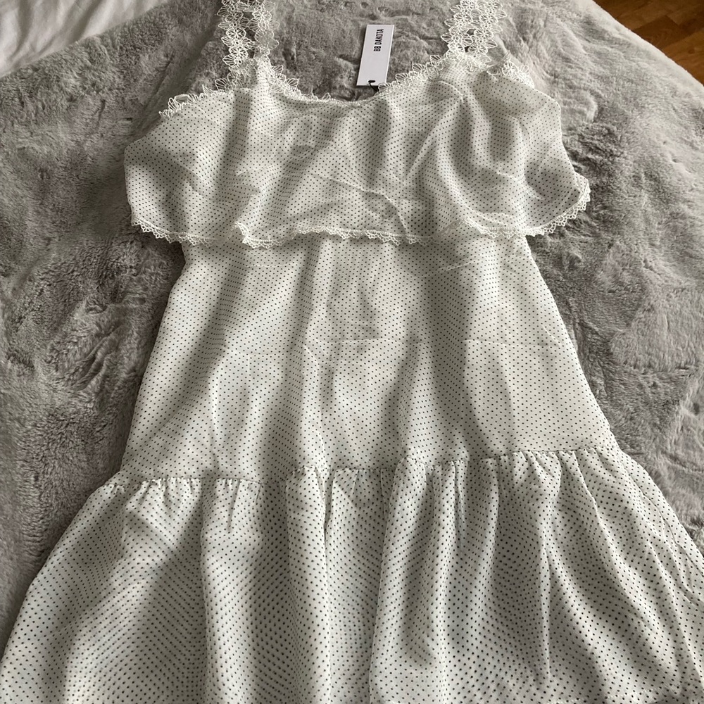 BB Dakota polka dot white flowy dress. Size 4 (fits more like a 6). NWT.